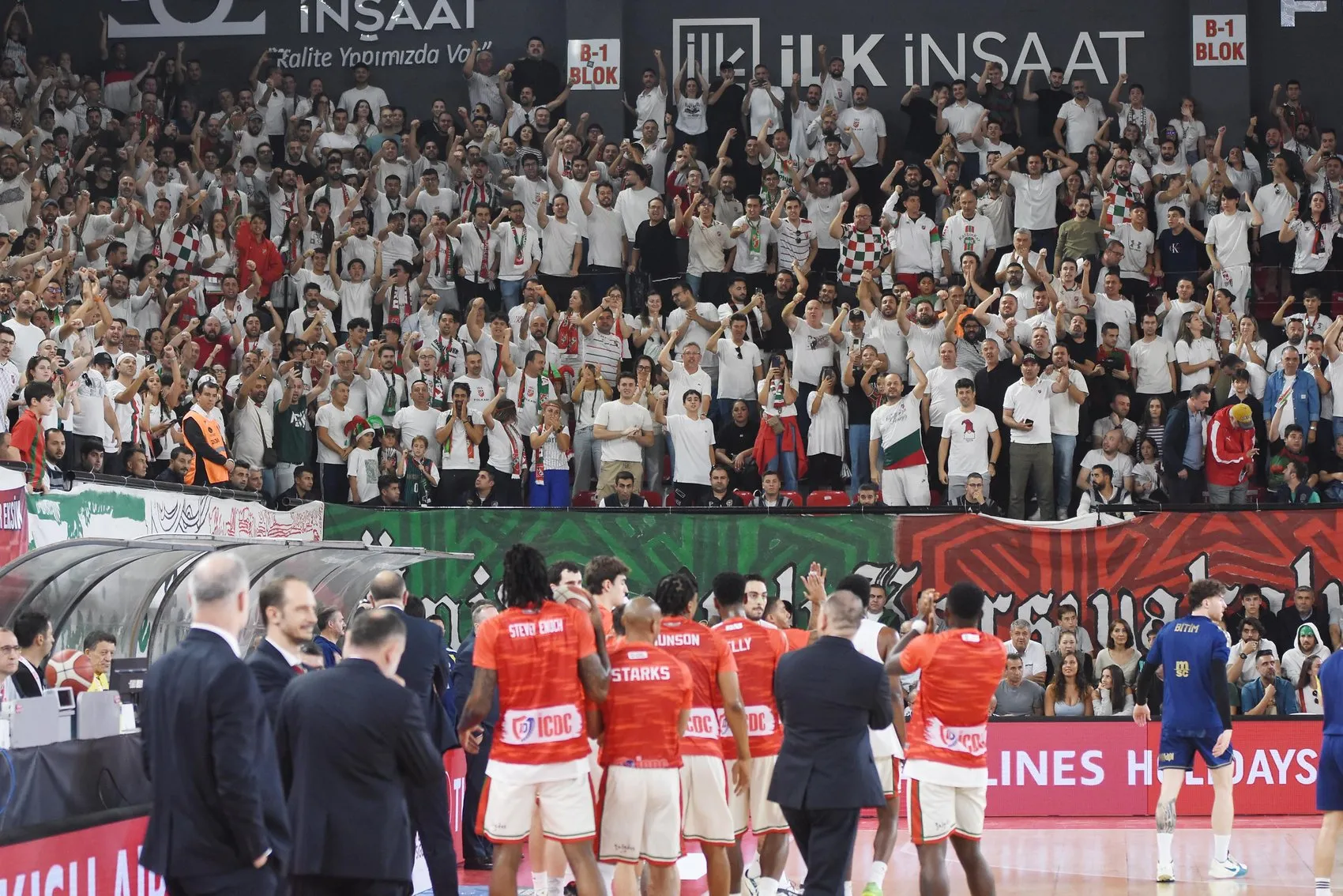 İzmir'de 5.5 aylık hasret bitti: Mustafa Kemal Atatürk Spor Salonu'nda dev şölen