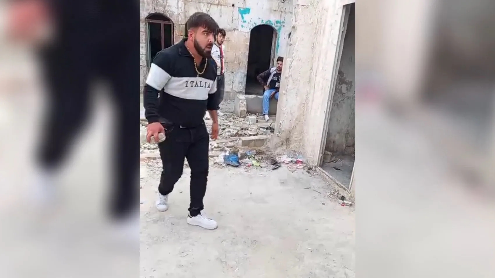 Şanlıurfa'da dehşet anları: Metruk binada dört kişiyi dakikalarca darp etti