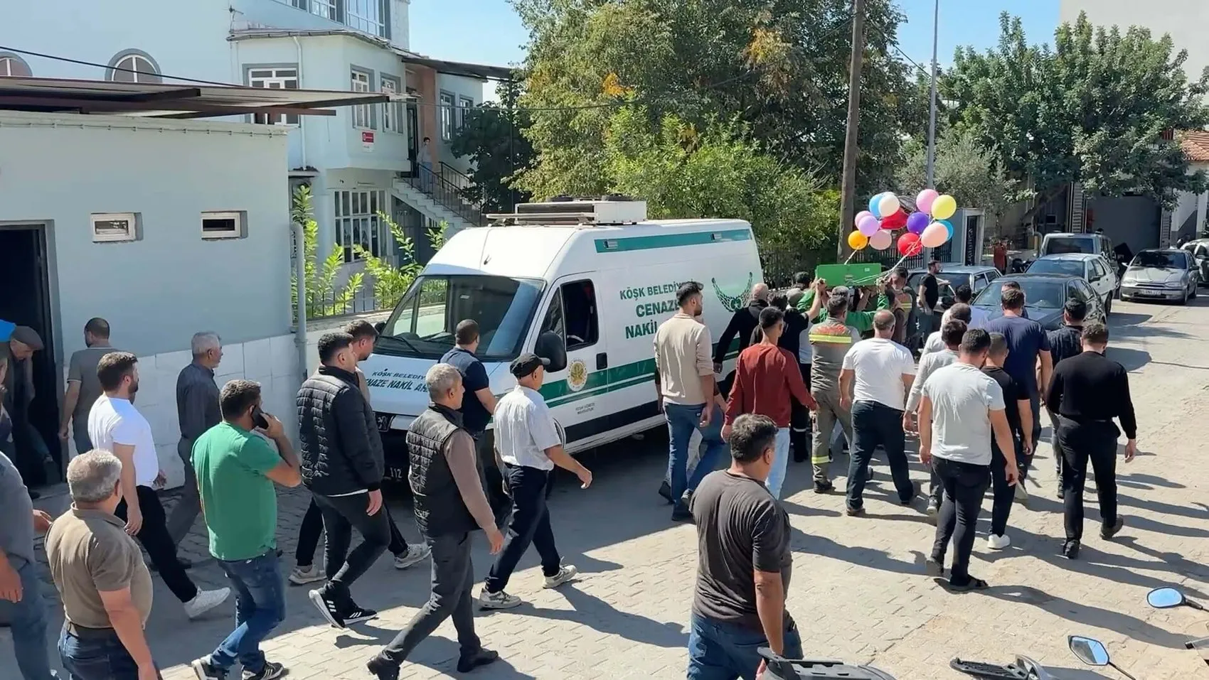 Küçük Ada'nın vedası yürekleri dağladı: Tabutuna bağlanan balonlar gökyüzüne umut oldu
