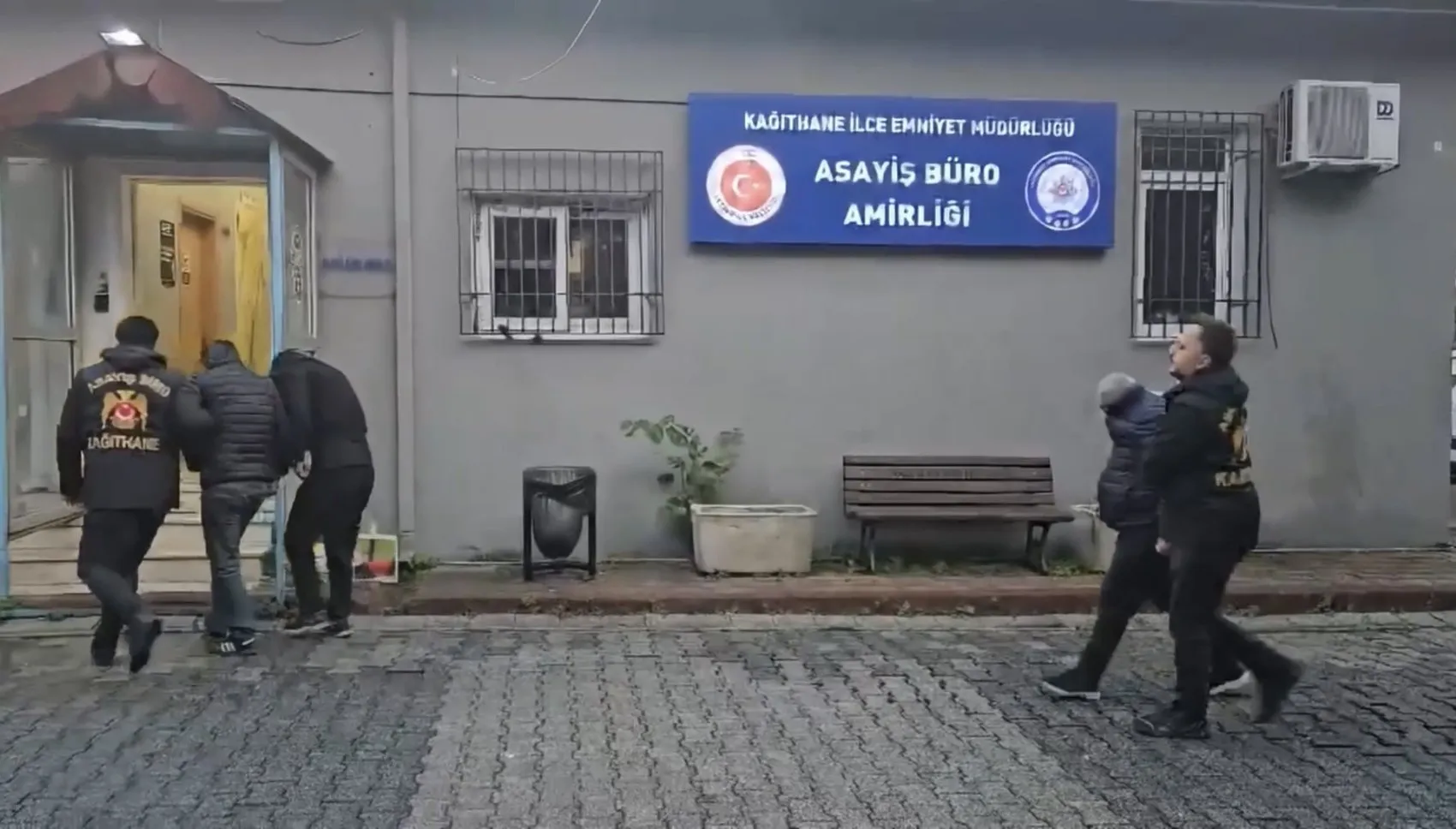 Çöp konteynerindeki şüpheli koliler devasa bir uyuşturucu ağını deşifre etti