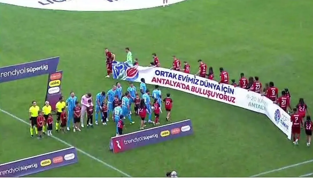 Yeşil sahalardan iklim zirvesine: Bakan Kurum'dan futbol dünyasına teşekkür