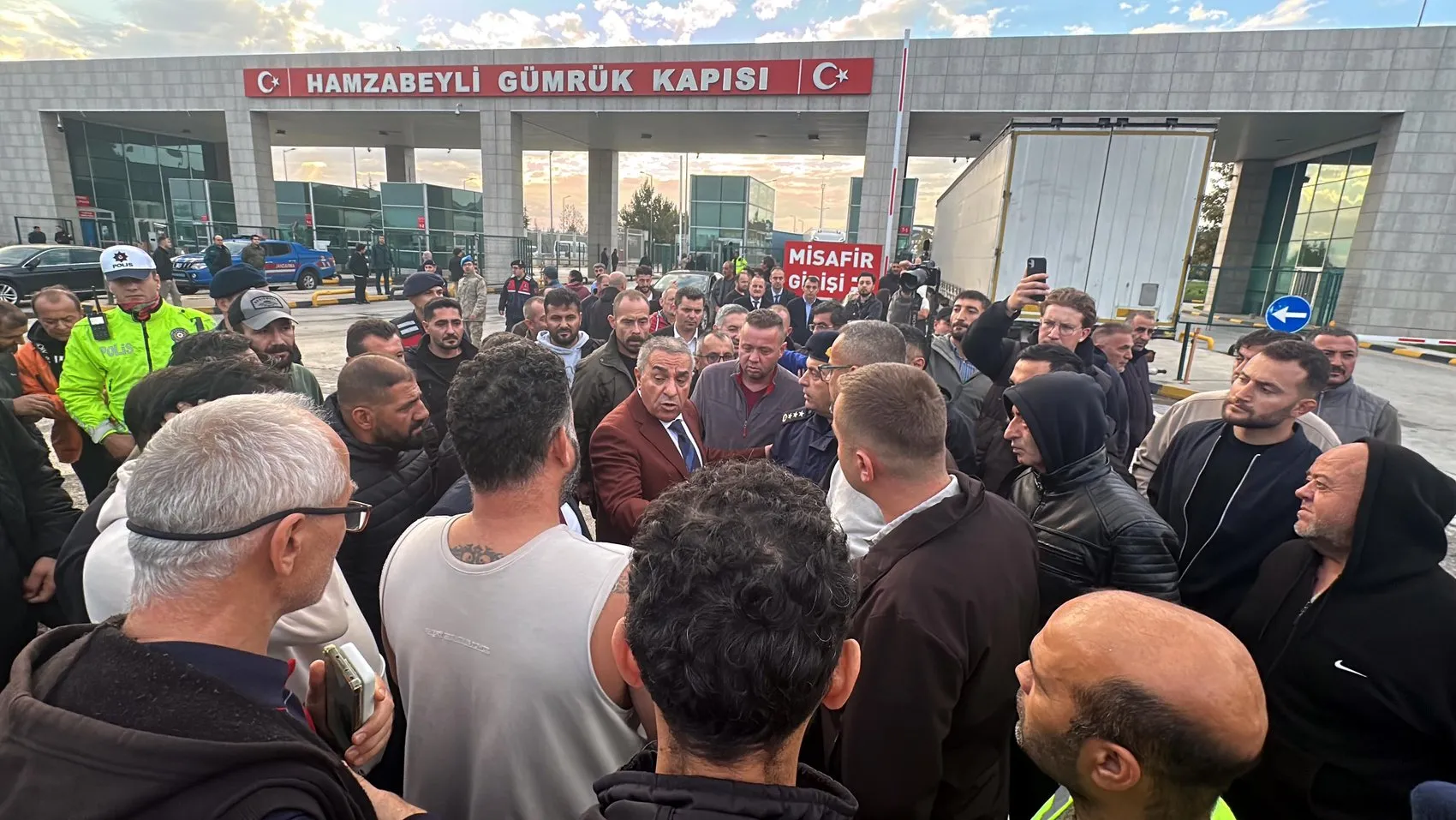 Hamzabeyli'de TIR trafiği durdu: Şoförlerin sabrı taştı