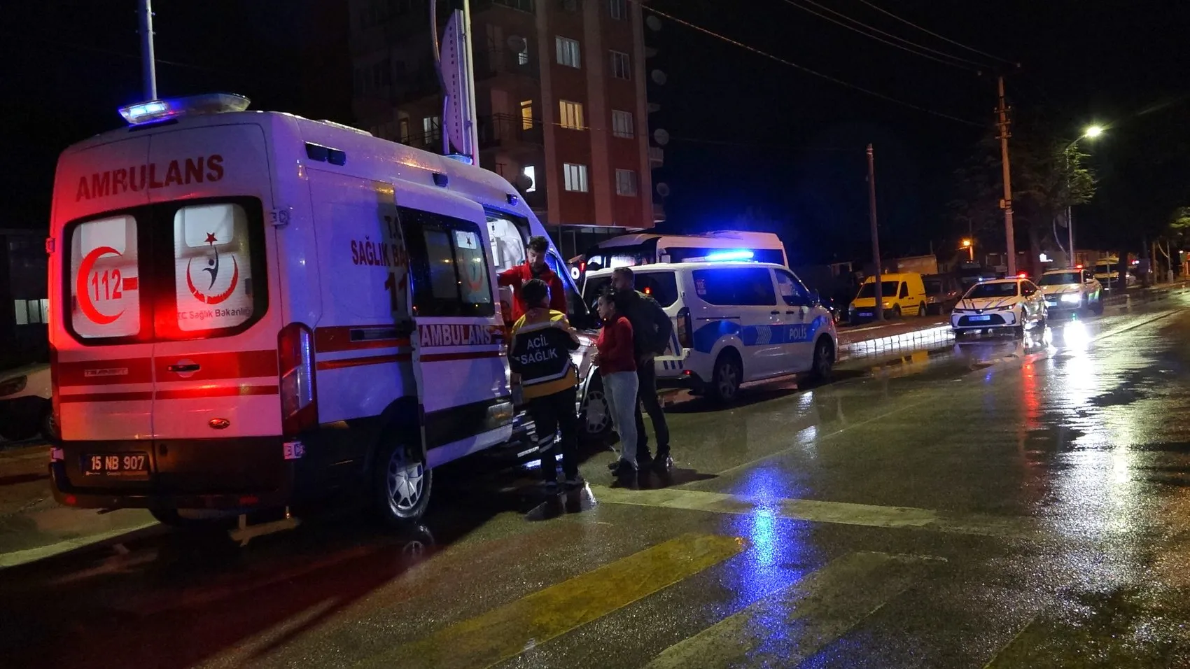 Burdur'da akşam saatlerinde korkutan kaza: Öğrenci servisi ile otomobil çarpıştı