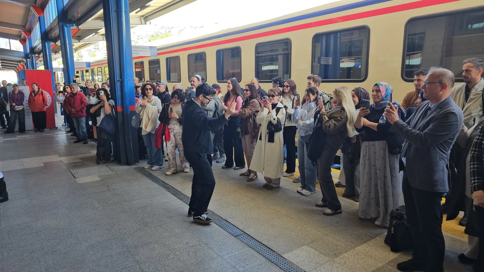 Zonguldak Garı'nda unutulmaz anlar: Madenci korosu turistleri böyle karşıladı