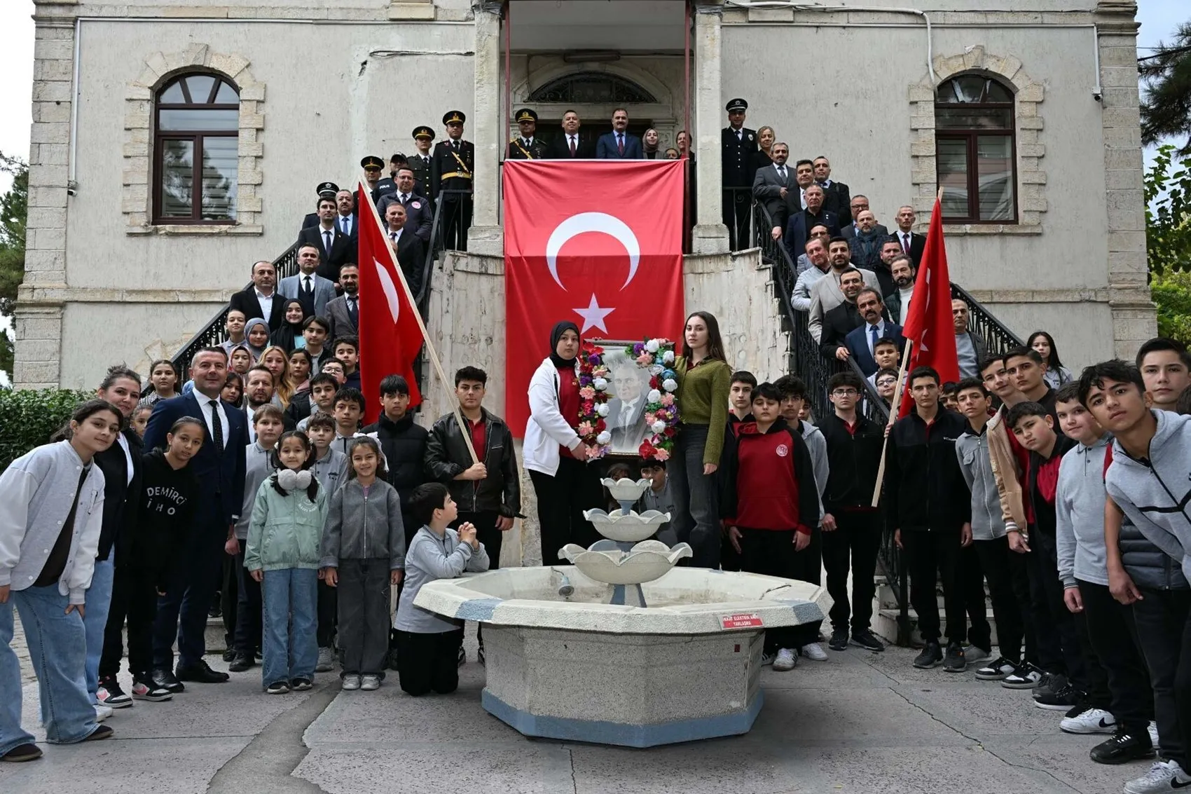 Demirci'de Zaman Durdu: 98 Yıllık Cumhuriyet Hatırası Yeniden Hayat Buldu