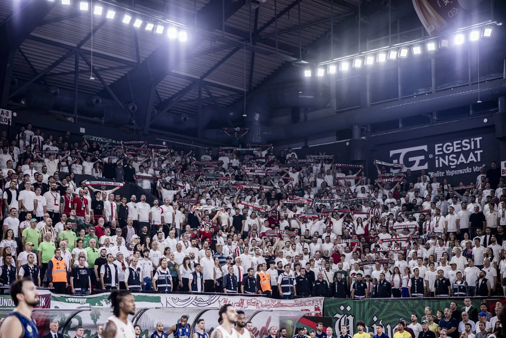 İzmir'de 5.5 aylık hasret bitti: Mustafa Kemal Atatürk Spor Salonu'nda dev şölen