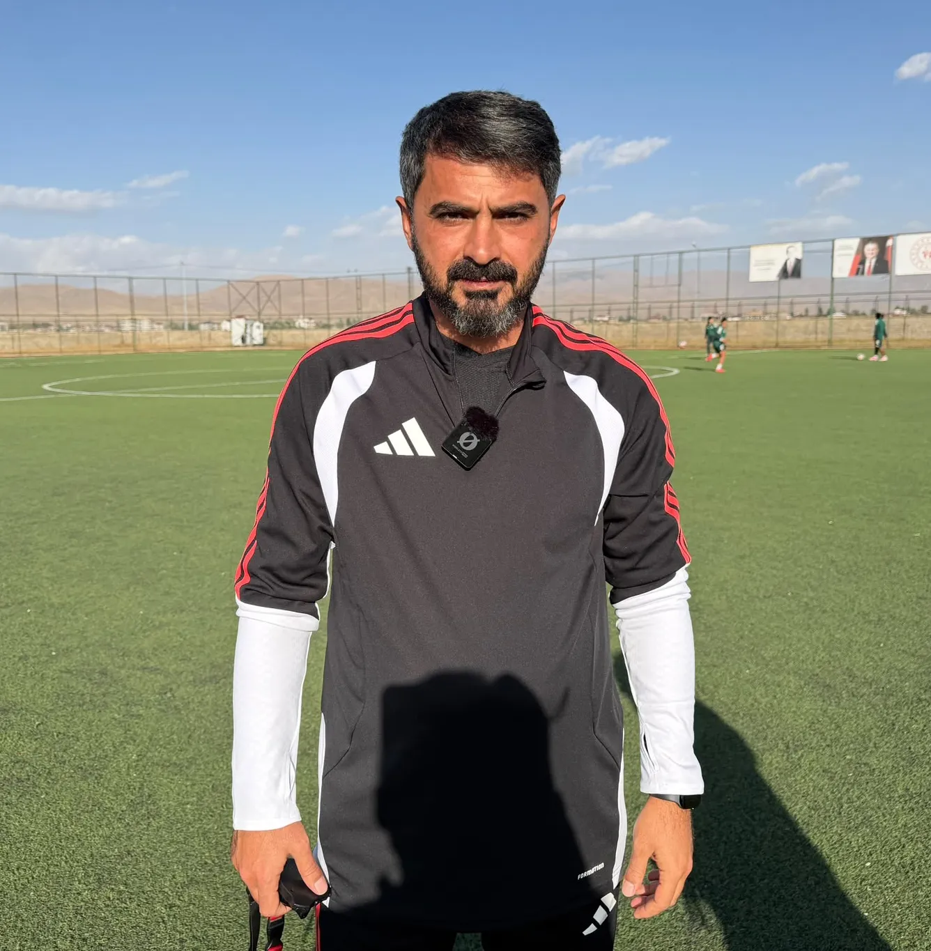 Yüksekova'nın futbol tutkunu kız kardeşleri: Aynı sahada buluşup ay-yıldızlı formayı hayal ediyorlar