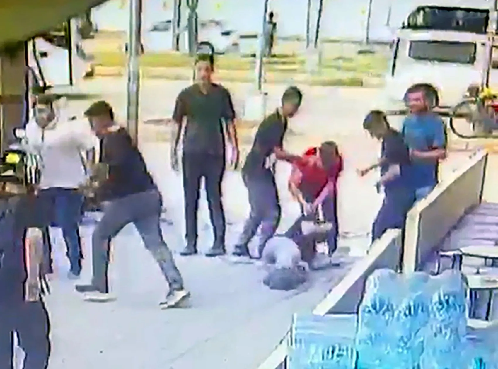 Adana'da dehşet anları: Sokak ortasında akran şiddeti kamerada
