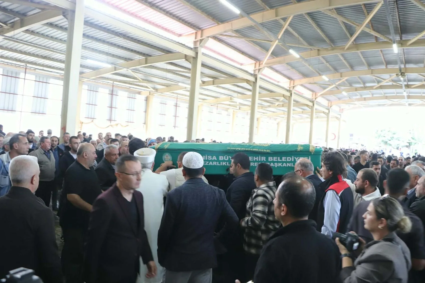 Soma'daki acı veda: Maden şehidi Ömer Karakaya son yolculuğuna uğurlandı