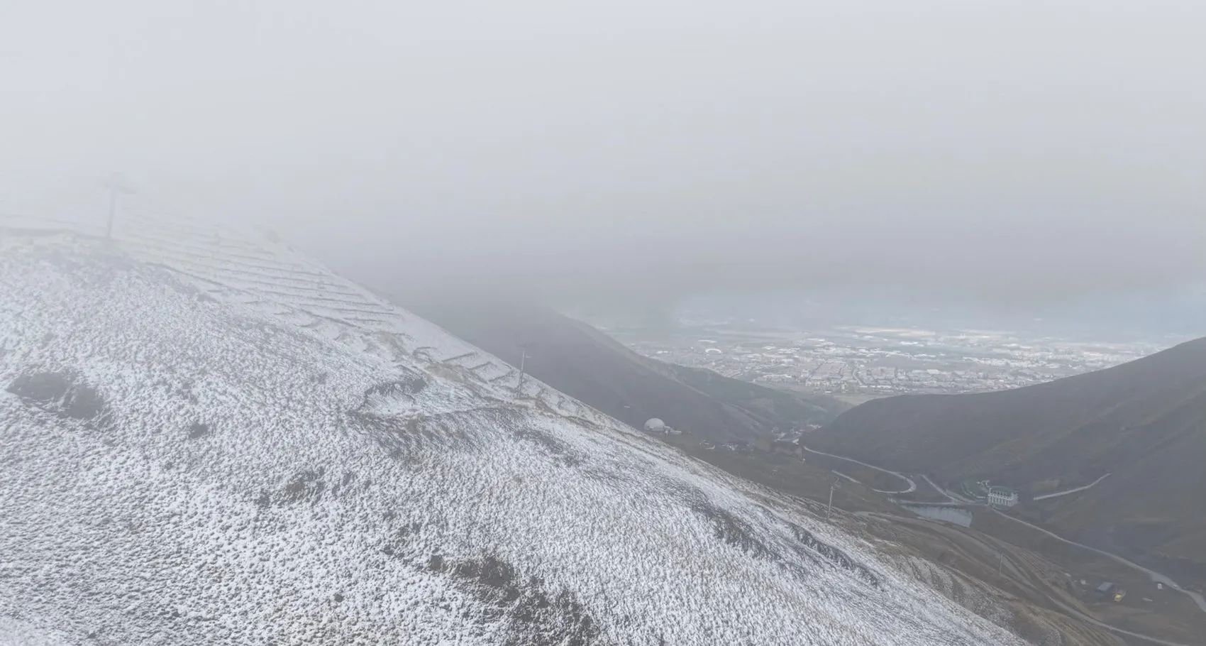 Erzurum'da mevsim geçişi sert yaşandı: Palandöken'e sezonun ilk karı düştü