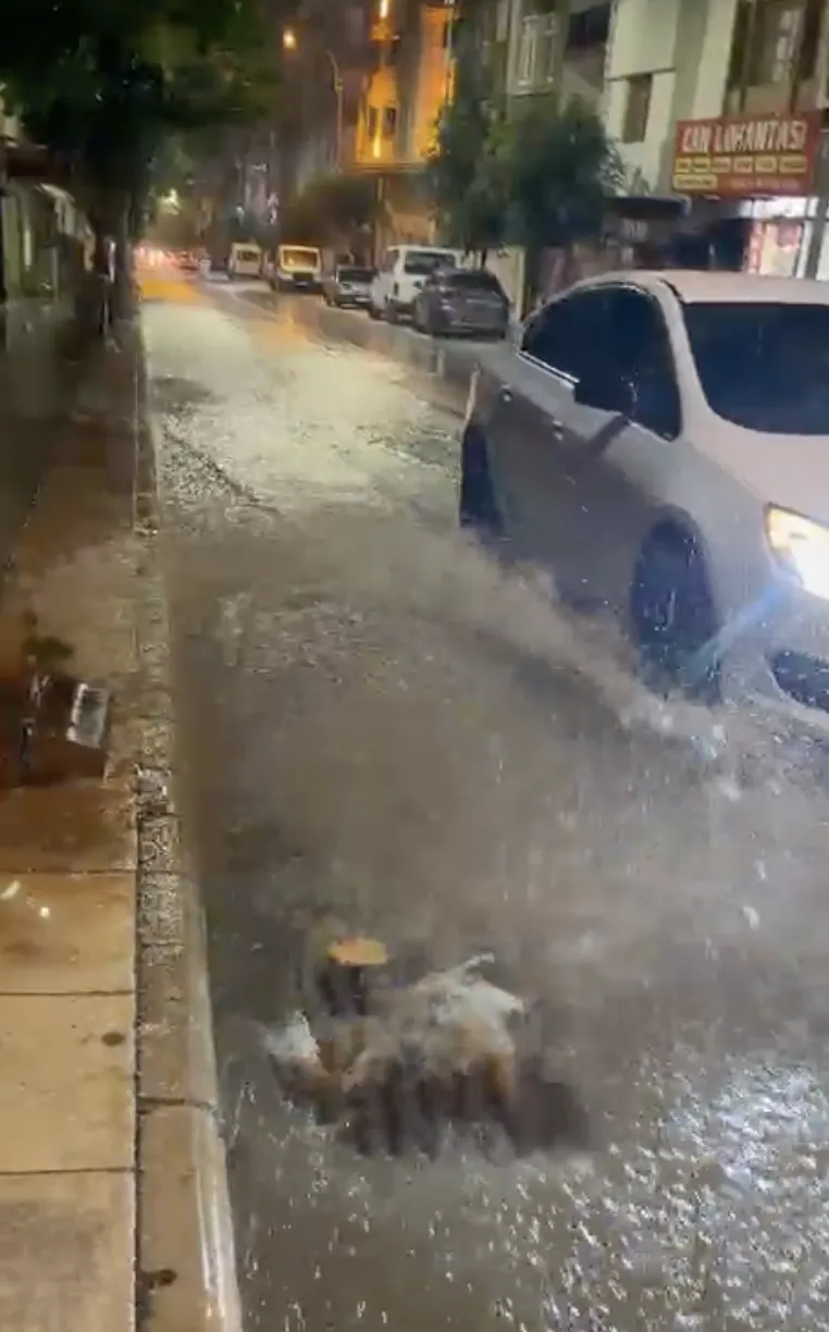 Elazığ'da gökyüzü aydınlandı, cadde ve sokaklar sular altında kaldı