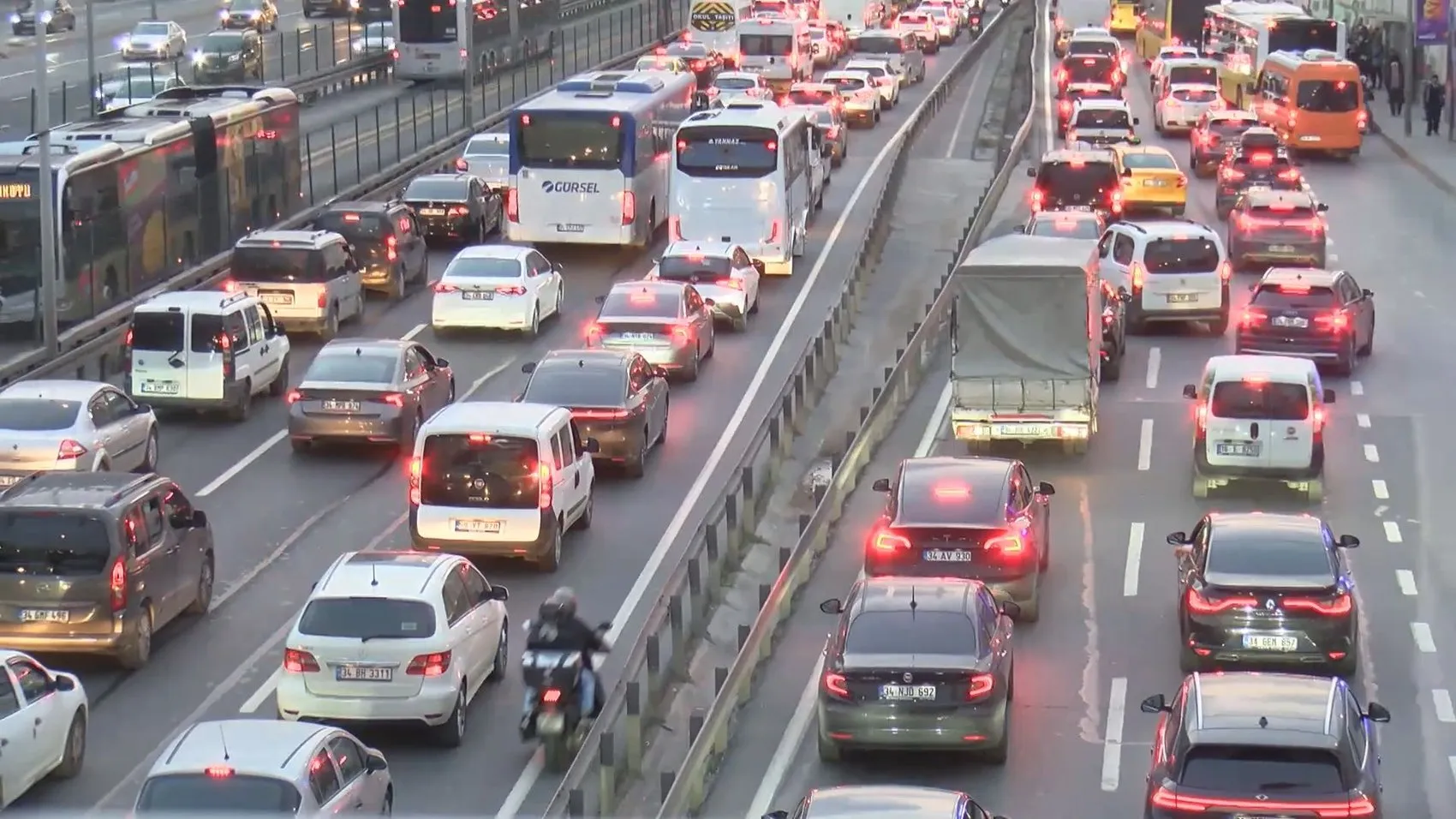 Dev maçlar öncesi İstanbul trafiği kilitlendi: Yüzde 72 alarmı