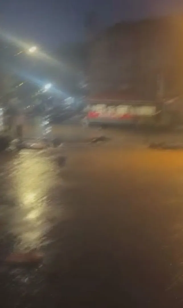 Sarıyer'de sel suları araçları oyuncak gibi savurdu: O anlar dehşete düşürdü