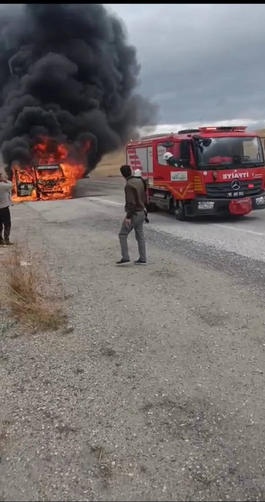 Van yolunda korku dolu anlar: Seyir halindeki araç bir anda alev topuna döndü