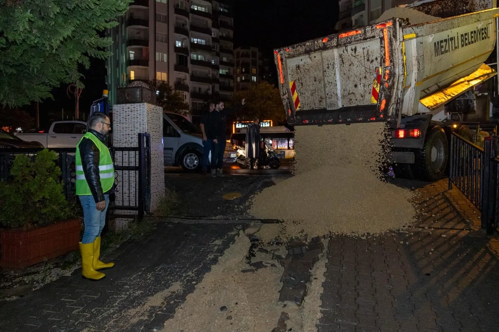 Mersin'de aniden bastıran sağanak hayatı felç etti: Belediye ekipleri teyakkuza geçti