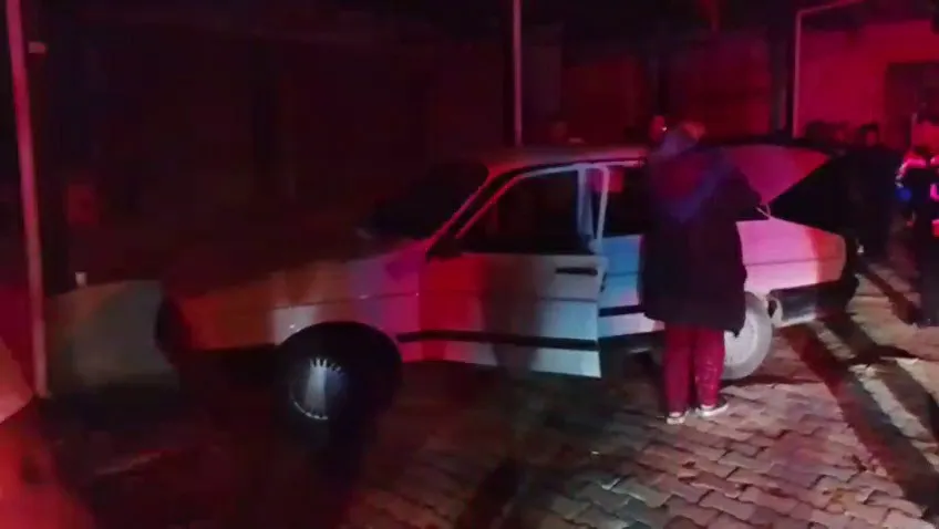 Kozan'da gece yarısı şiddetli çarpışma: Park halindeki araca çarpan otomobilde iki kişi yaralandı