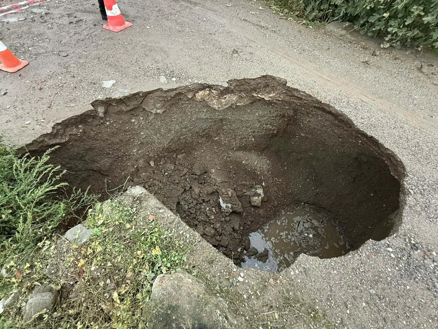 Çanakkale'de doğa öfkesini kustu: Köprü yolu çöktü, tekneler karaya sürüklendi