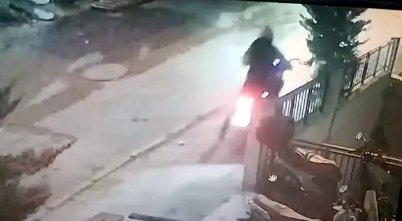 Avcılar'da saniyeler süren motosiklet vurgunu güvenlik kamerasında
