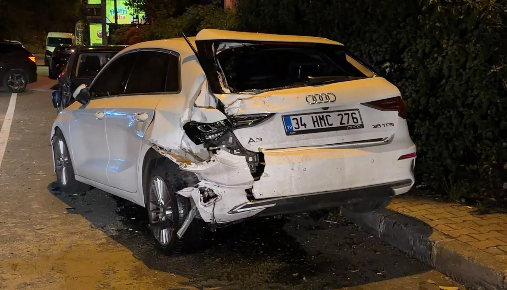 Sarıyer'de gece yarısı dehşeti: Kontrolden çıkan otomobil ortalığı savaş alanına çevirdi
