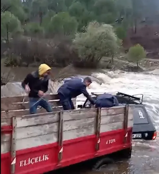 Sarıçay Deresi'nde korku dolu anlar: Sel sularına gömülen araçtan son anda kurtuldular