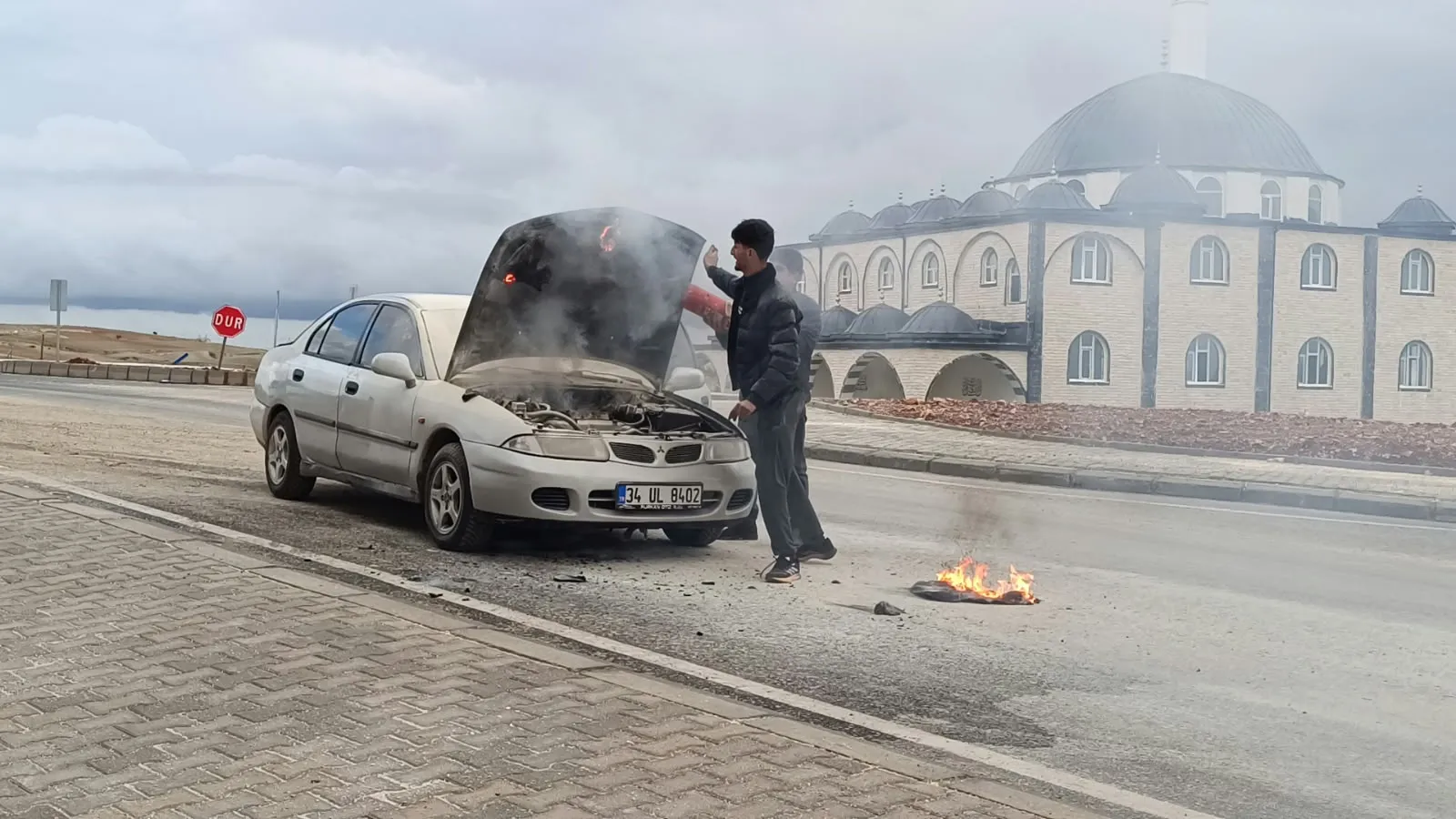 Besni'de korku dolu anlar: Seyir halindeki otomobil bir anda alev topuna döndü