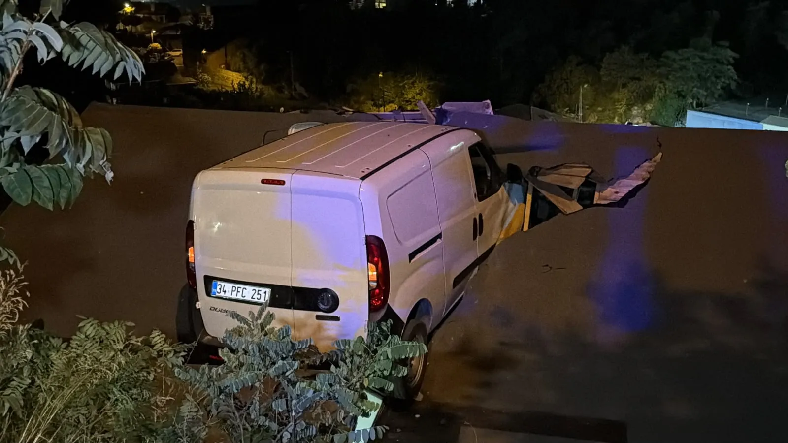 Sarıyer'de korku dolu anlar: Yokuşta kontrolden çıkan araç evin çatısına saplandı