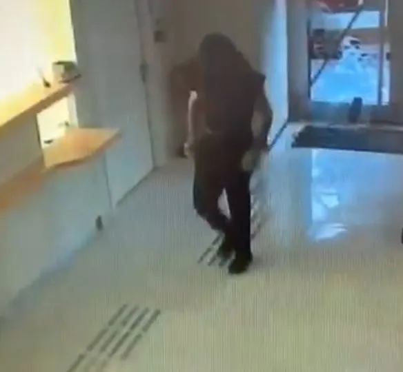 Kaldırım taşıyla çıktığı hırsızlık turunda eli boş dönünce yakayı ele verdi