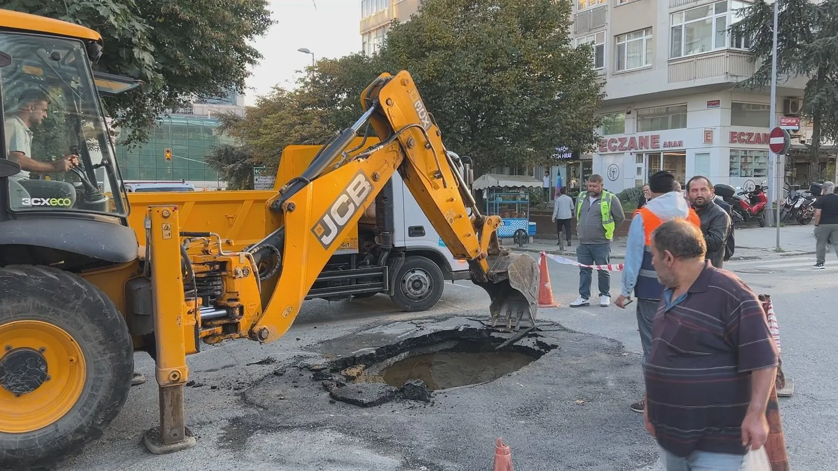 Beşiktaş'ta korkutan çökme: Okul servisinin geçişinden hemen sonra yol yarıldı