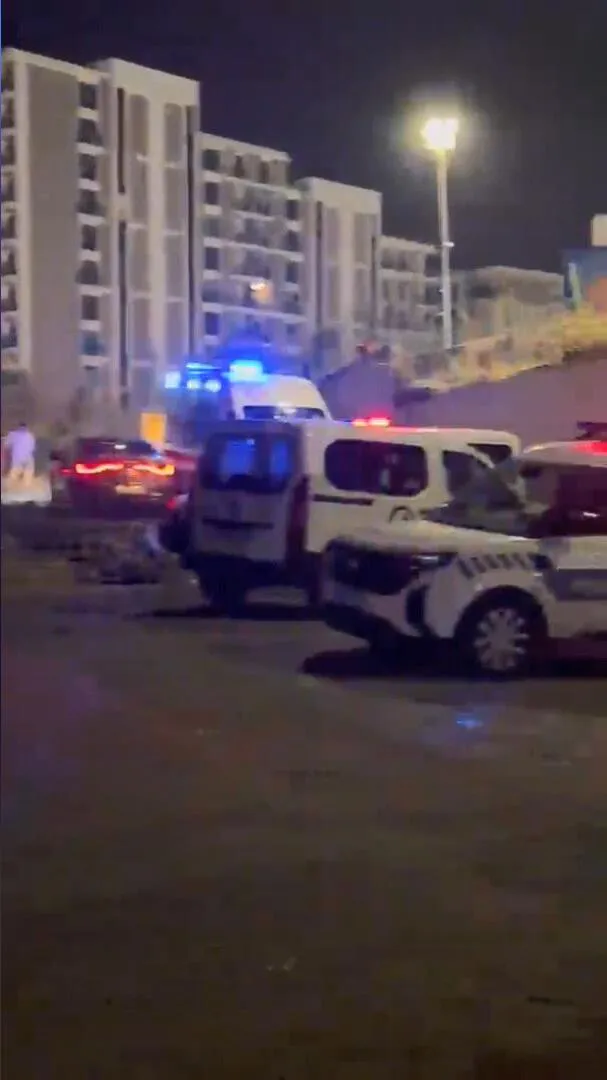 Beylikdüzü'nde gece yarısı kundaklama dehşeti: 4 TIR küle döndü