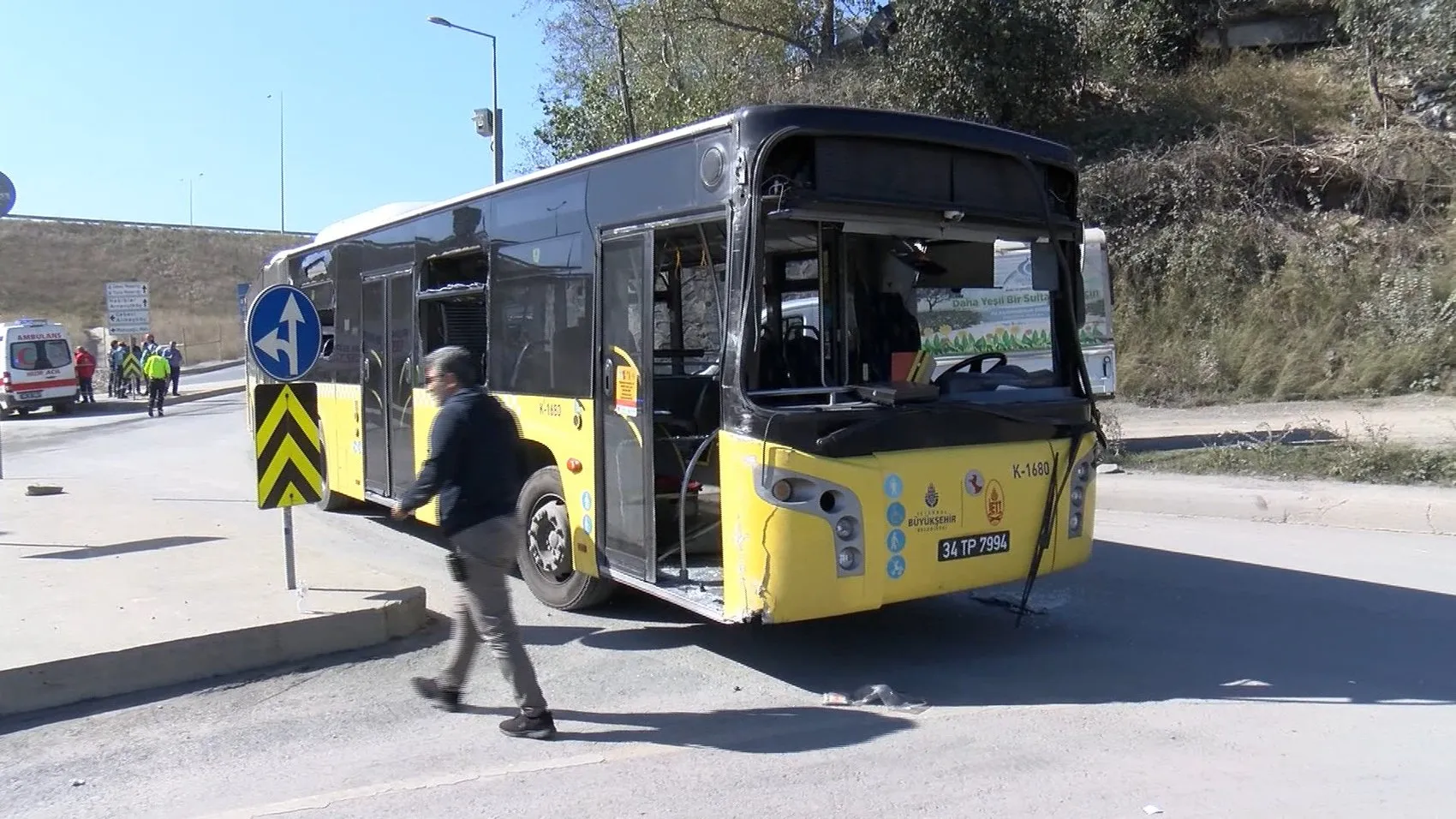 Sultangazi'de dehşet anları: Yokuş aşağı kontrolden çıkan İETT otobüsü duvara çarptı