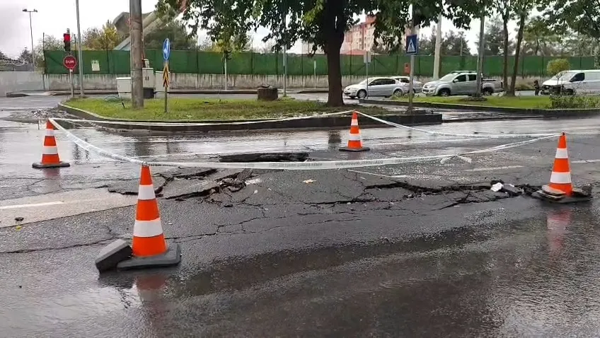Diyarbakır'da sağanak kabusu: Köprüler yıkıldı, yollar çöktü