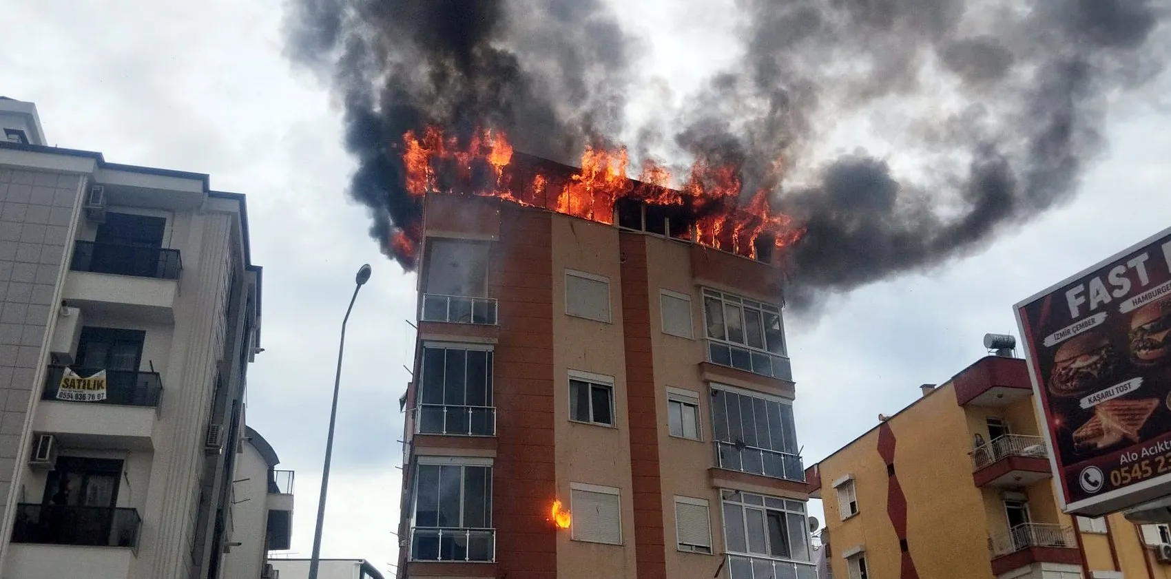 Antalya'da korku dolu anlar: Dubleks daire küle döndü