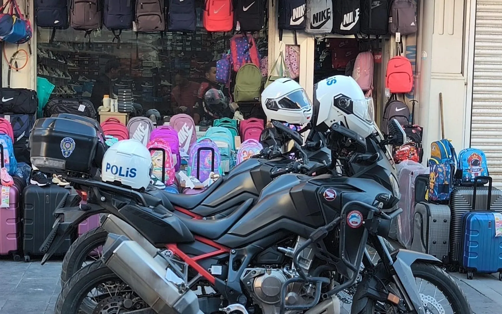 Iğdır'da alışveriş merkezinde dehşet anları: 7 kişi tek bir genci hedef aldı