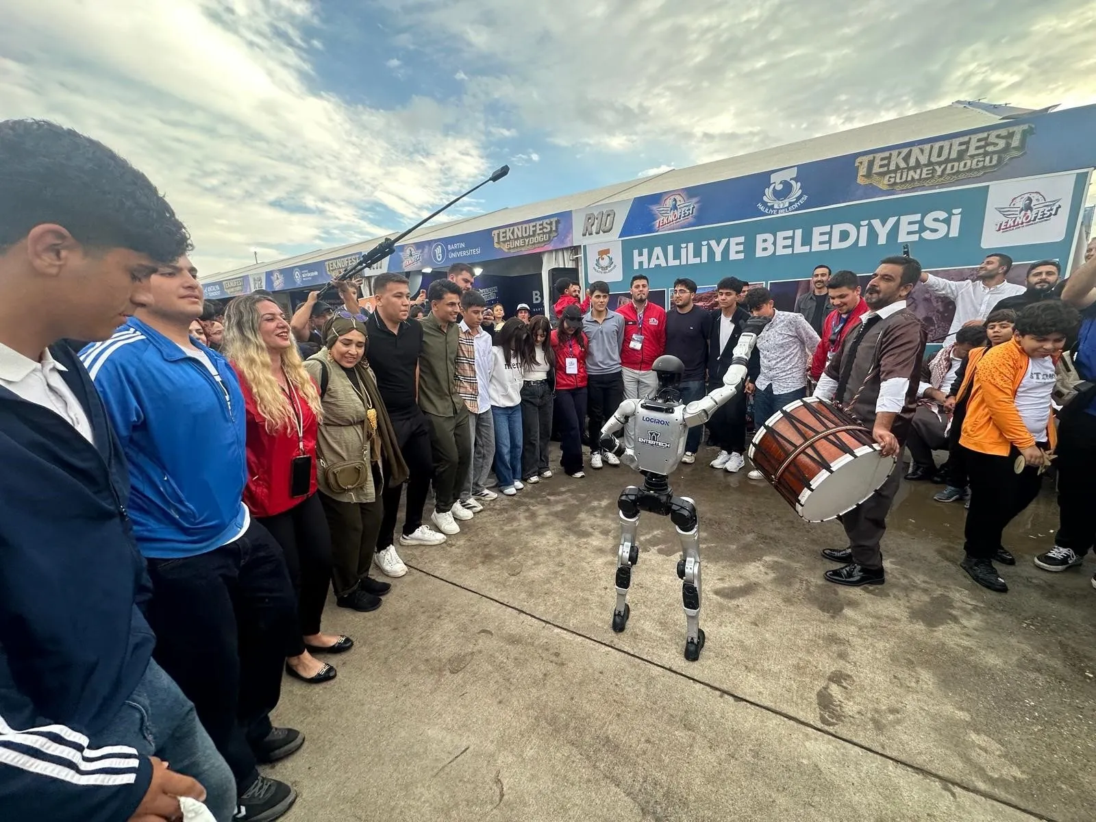 Şanlıurfa'da teknoloji ve gelenek buluştu: Robot davul zurna eşliğinde göbek attı