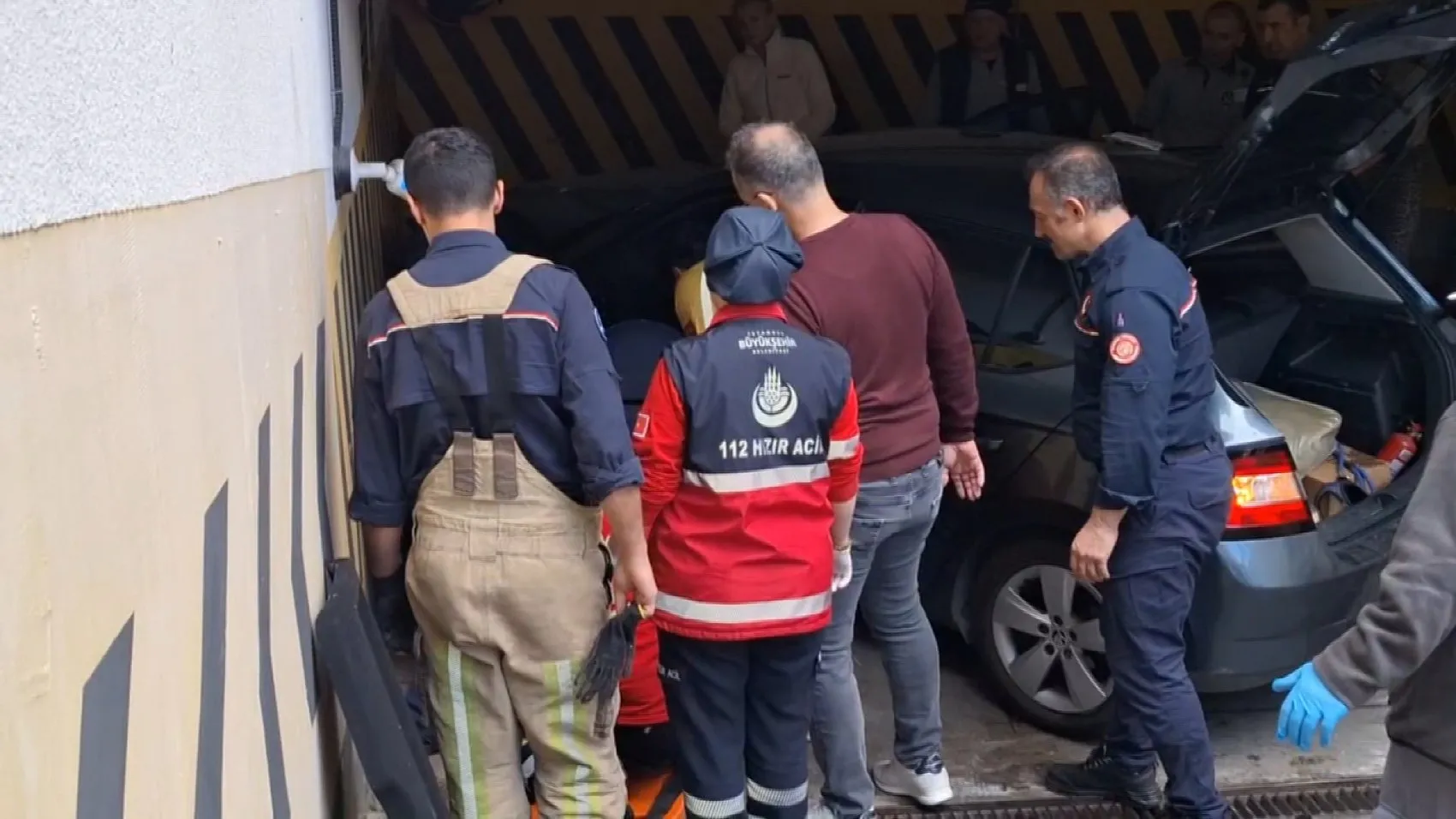 Maltepe'de otoparkta korku dolu anlar: Sürücü ve köpeği aynı araçta sıkıştı