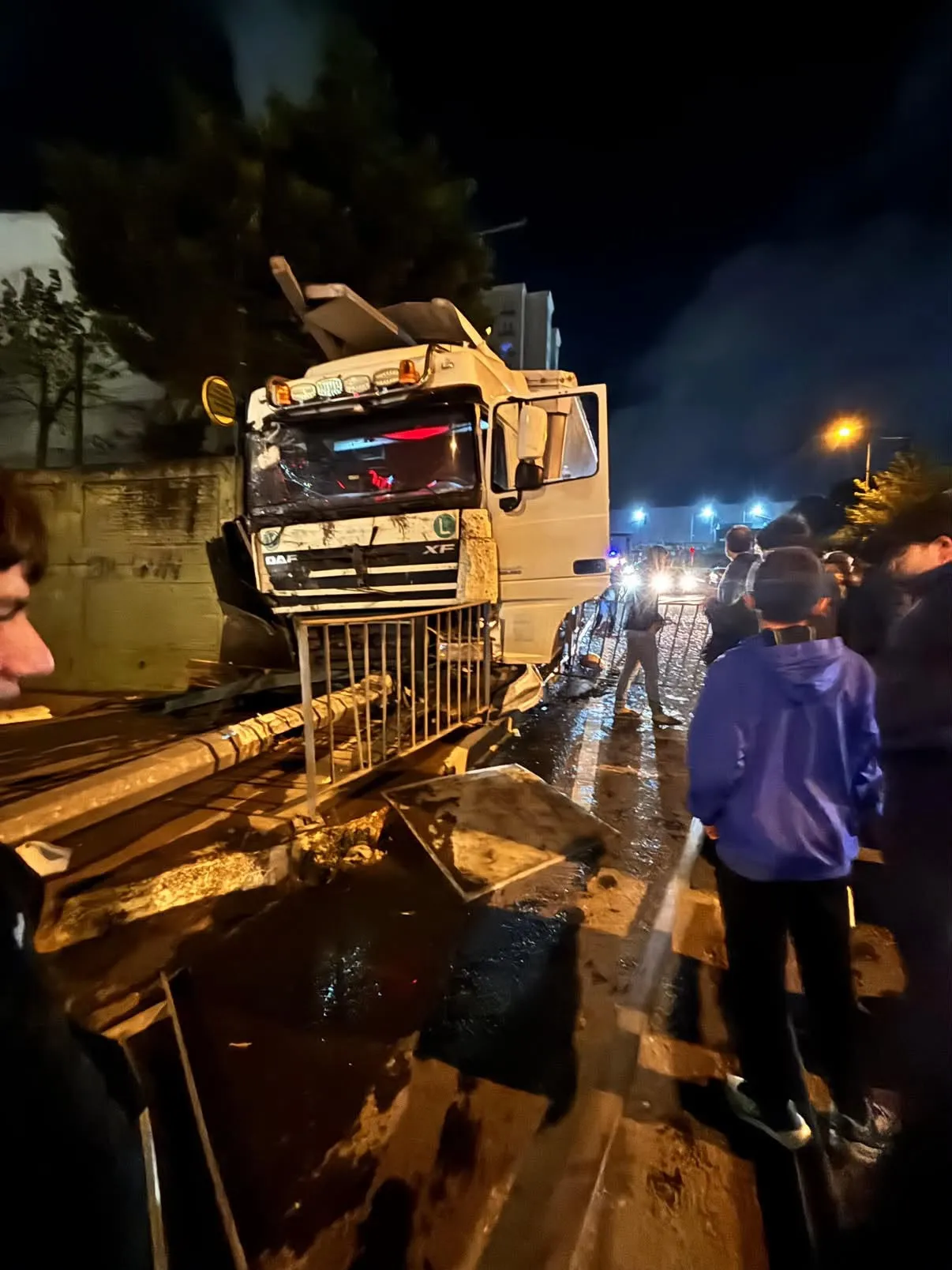 Arnavutköy'de korku dolu anlar: TIR durağa girdi, mucize eseri kimse zarar görmedi