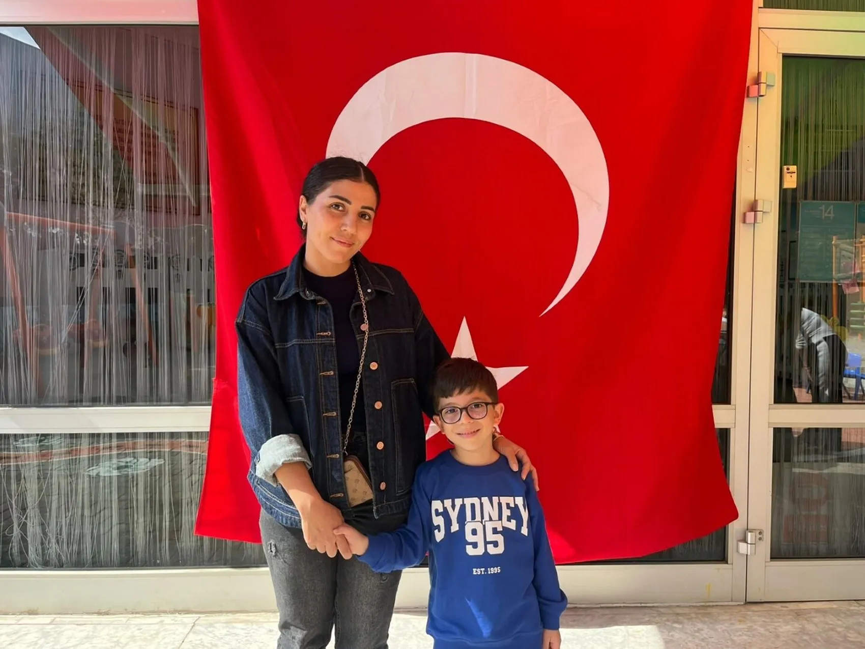 Minik ellerin suyla dansı: Ebru sanatıyla ay-yıldız aşkı
