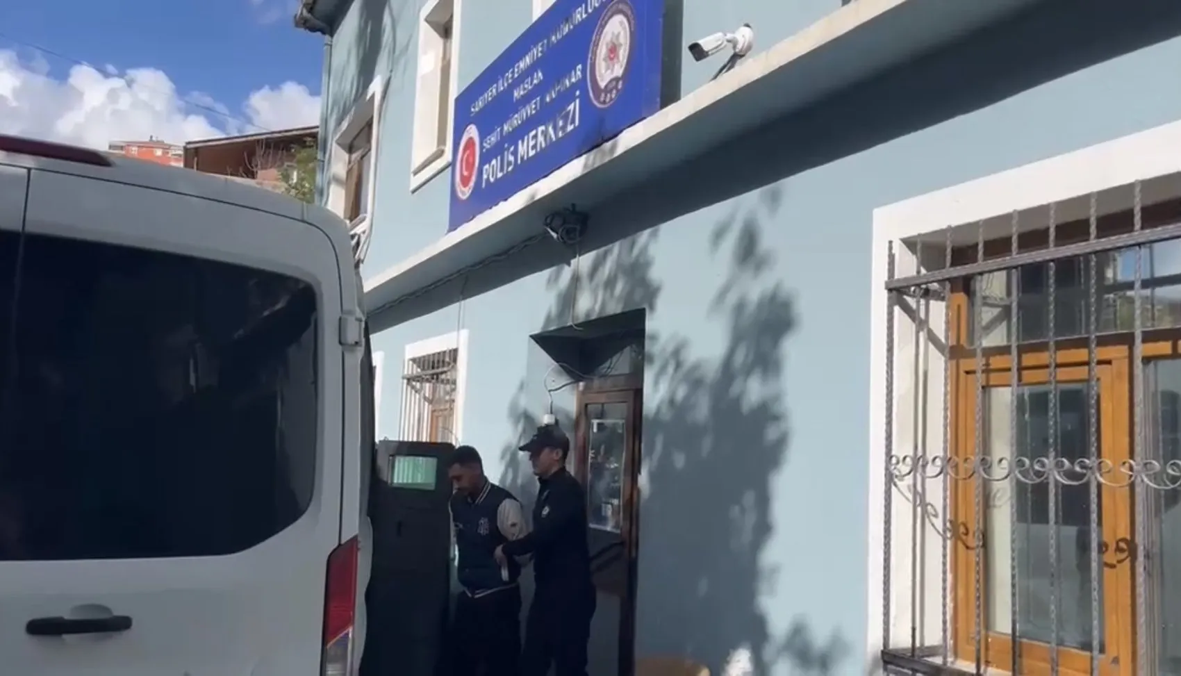 Ablasının ilişkisine karşı çıkınca dehşeti yaşadı: Motokuryeye kasklı saldırı kamerada