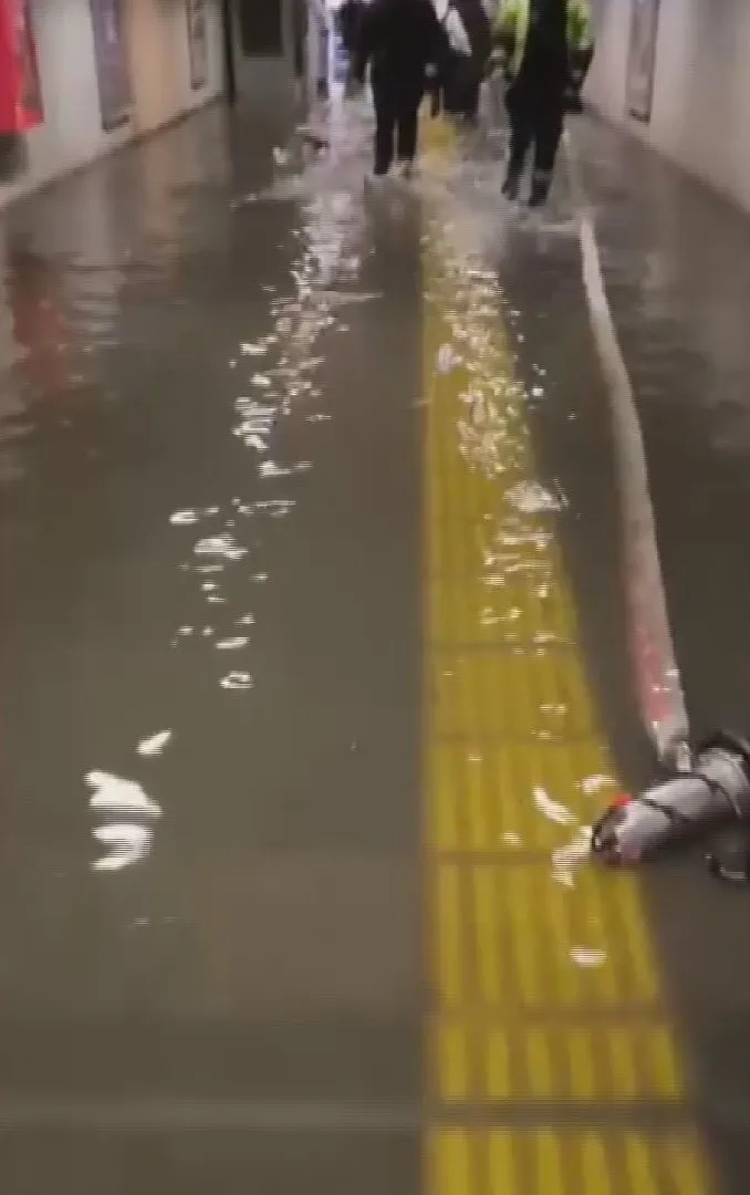 İstanbul'da gökyüzü boşaldı: Metro istasyonları ve AVM otoparkları sular altında kaldı