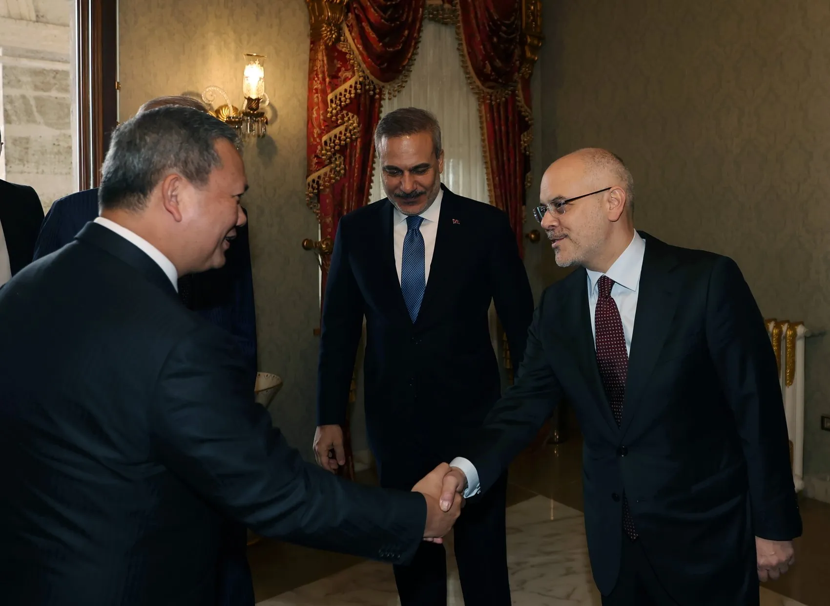 Dolmabahçe'de kritik diplomasi trafiği: Erdoğan ve Manet bir araya geldi