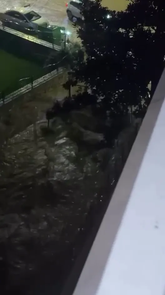 Kocaeli'de gece yarısı kabusu: Yollar göle döndü, sürücüler zor anlar yaşadı