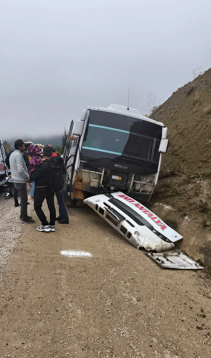 Korkuteli yolunda korku dolu anlar: Midibüs şarampole uçtu