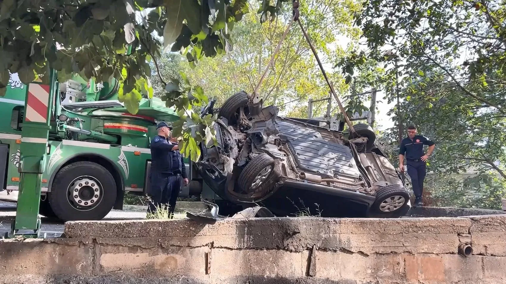 Levent'te korku dolu anlar: 79 yaşındaki sürücü park etmeye çalışırken bahçeye uçtu
