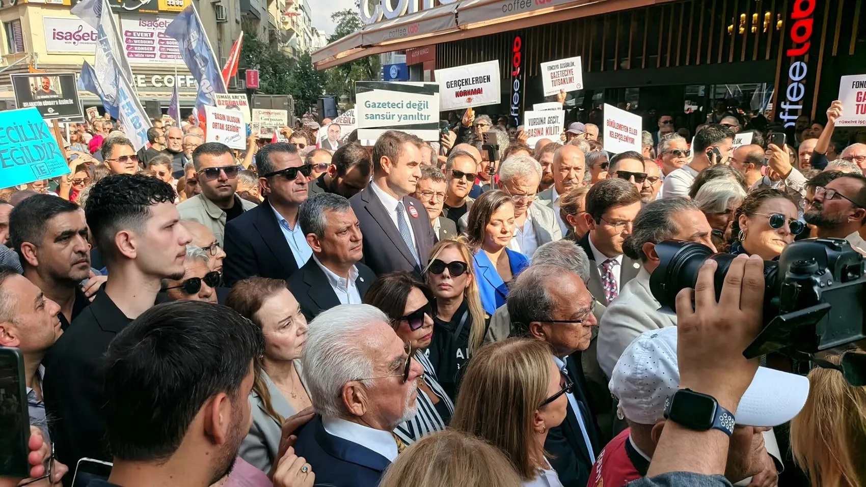 Özgür Özel'den İzmir'de sessiz destek: Mikrofonu basın emekçilerine bıraktı