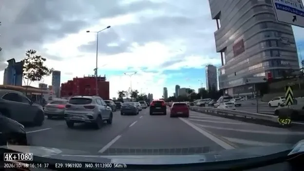 Trafik çilesine radikal çözüm: Emniyet şeridi için plakayı göz kırpmadan söktüler