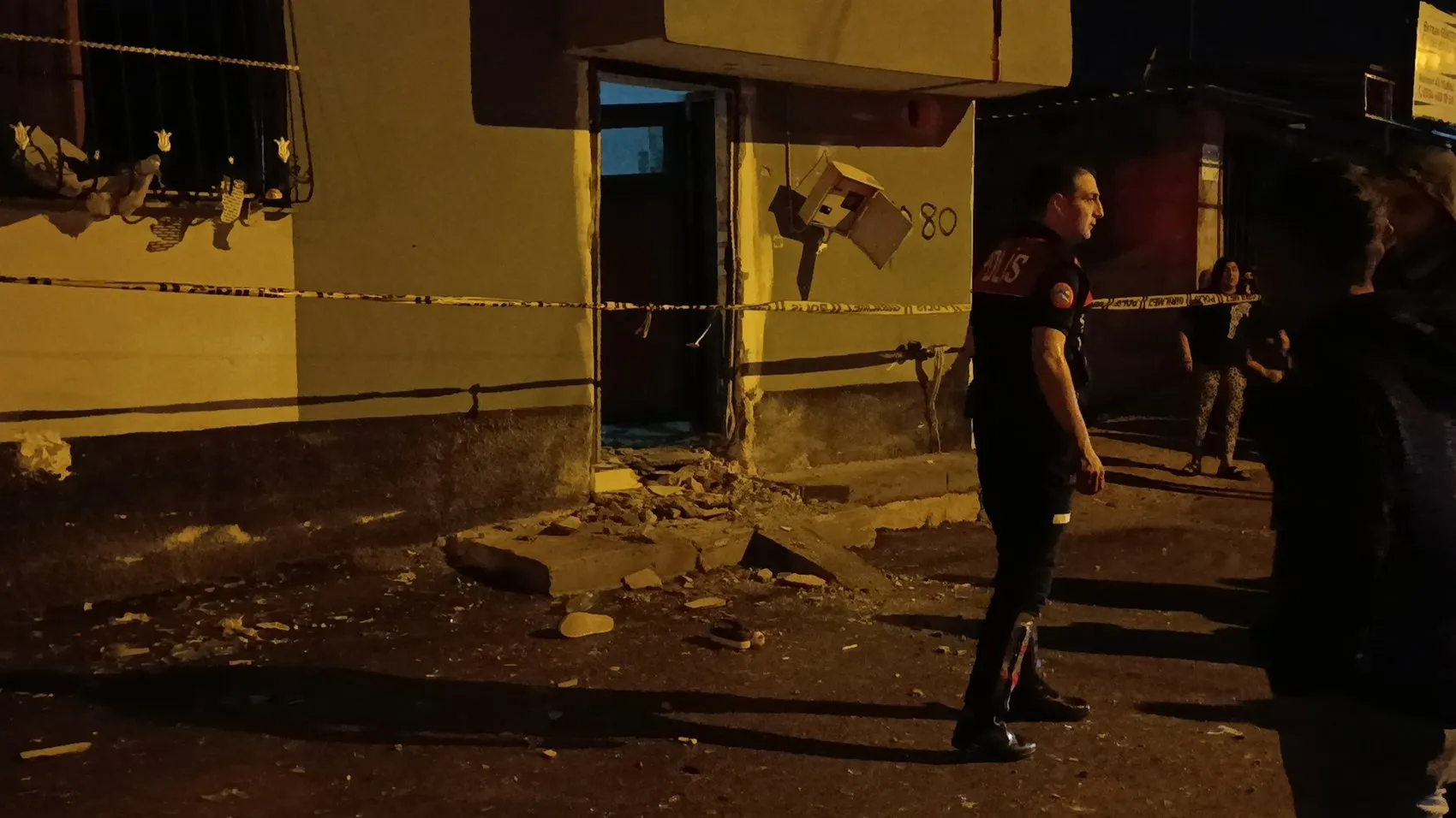 Yüreğir'de gece yarısı dehşeti: Evin kapısına EYP bırakıp kaçtılar