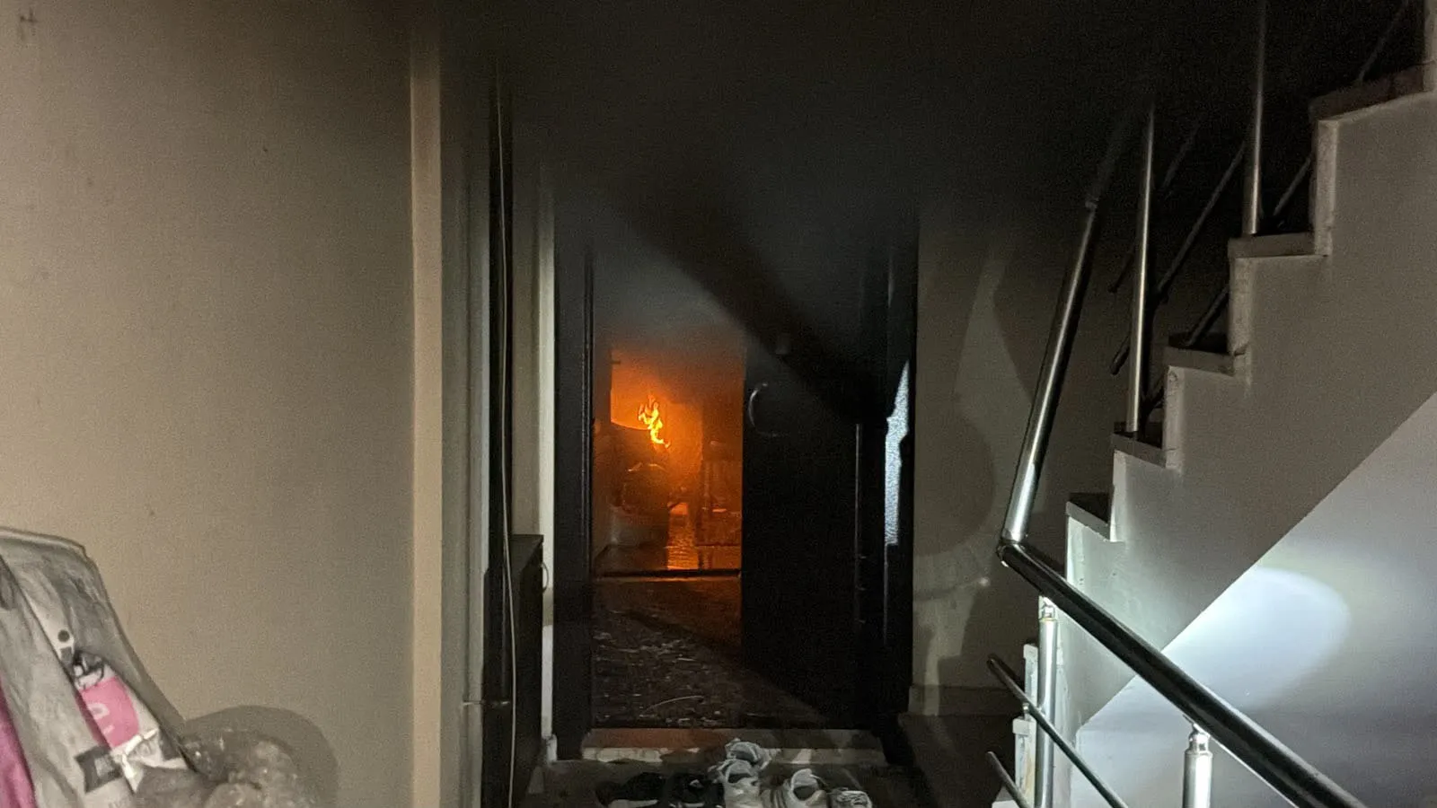 Kütahya'da şafak vakti korkutan alevler: Apartman sakinleri sokağa döküldü
