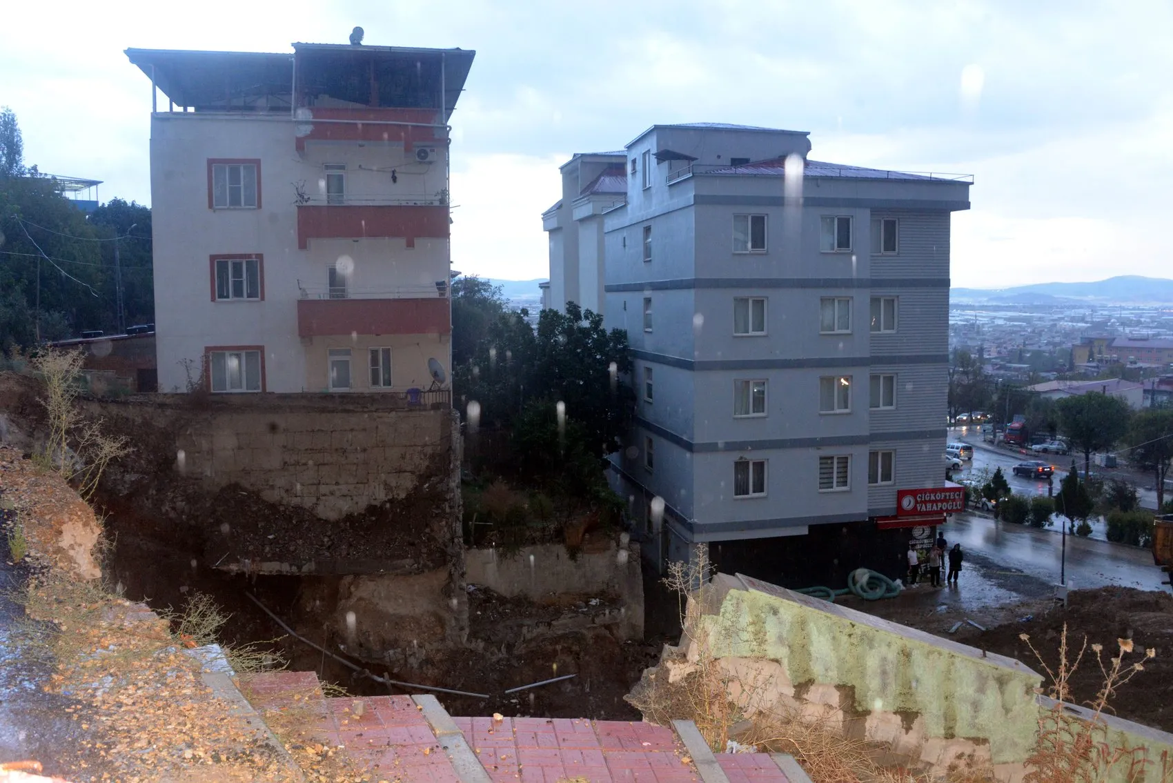 Kahramanmaraş'ta temel kazısı kabusu: Müteahhit kaçtı, mahalleli çaresiz kaldı