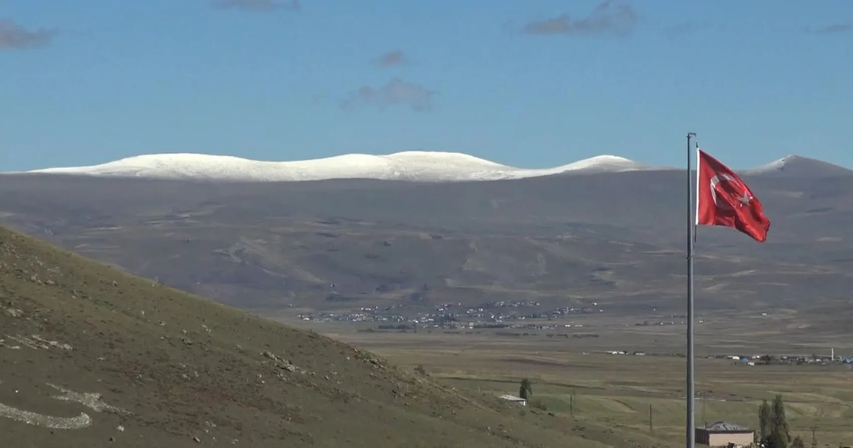 Ardahan'da mevsim geçişi: Zirveler beyaz örtüyle tanıştı