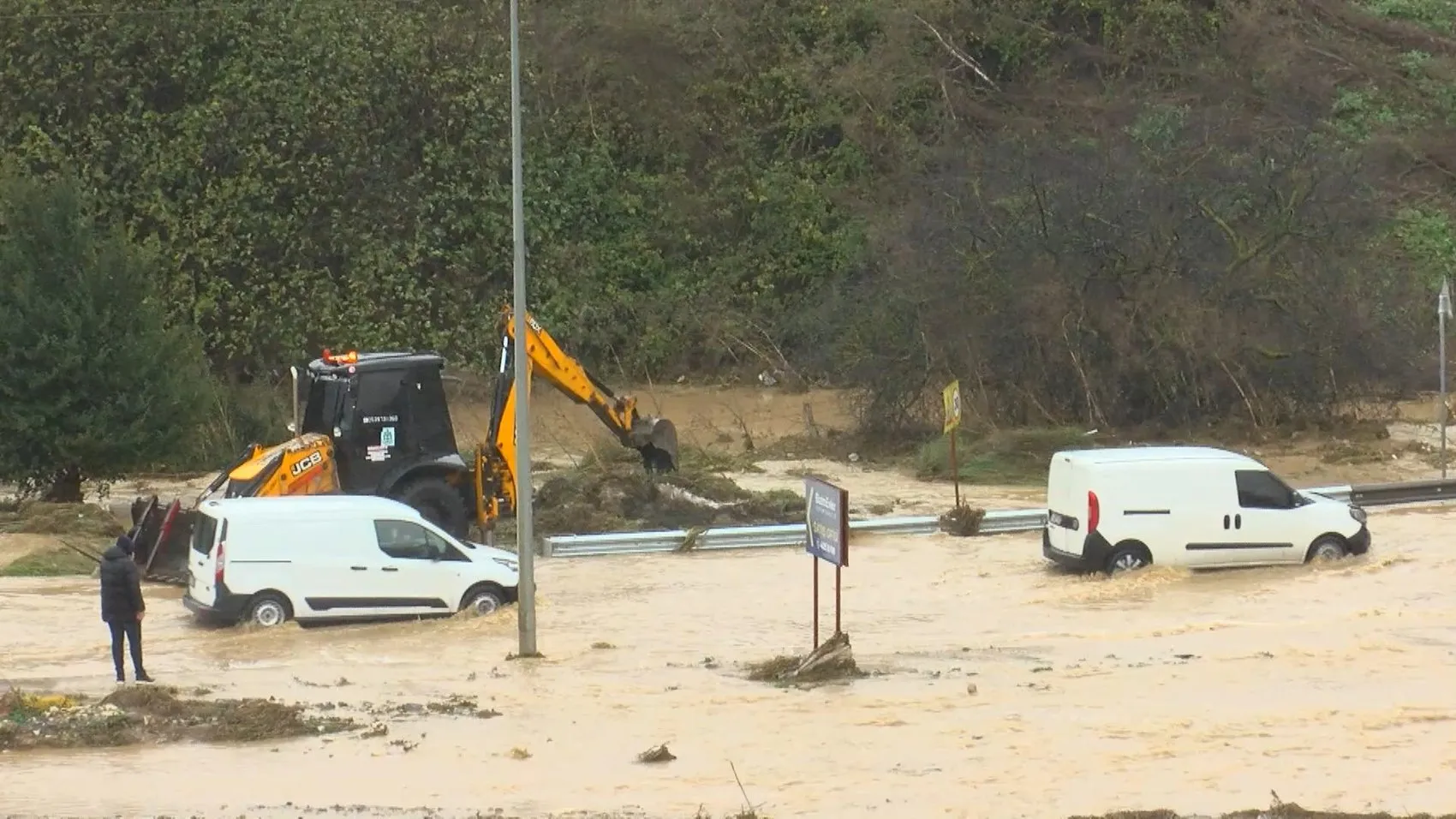 Başakşehir'de kabus dolu anlar: Bir anda yükselen sular araçları yuttu